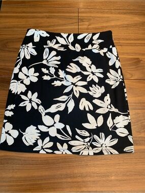 Lilly Morgan Black & White Floral A-Line Skirt,, Sz L, stretch ,unlined, pull on